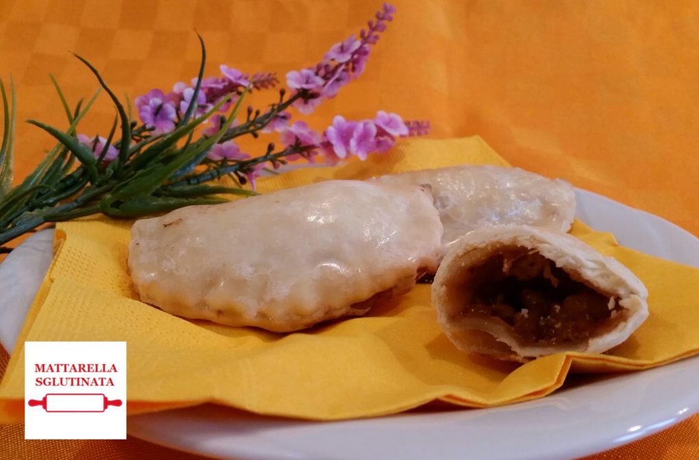 Focaccine al profumo di fiori con prugne e noci