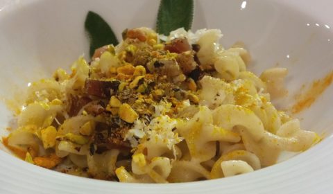 Fusilli su crema di ricotta salata con dadini di speck