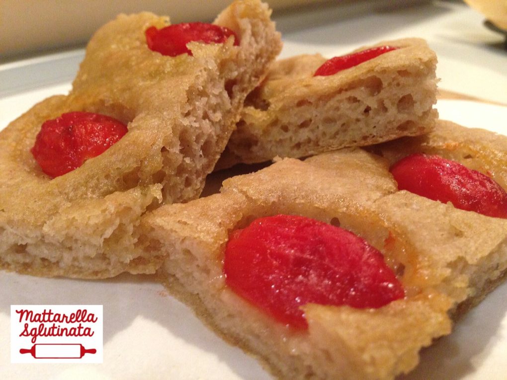 Focaccia con pomodoro pachino e grano saraceno