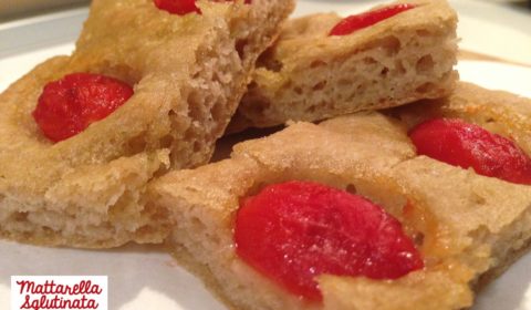 Focaccia con pomodoro pachino e grano saraceno