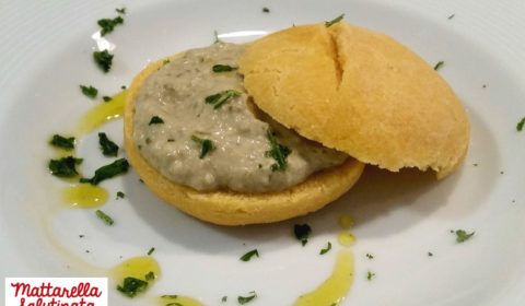 Mini bruschette con crema di carciofi